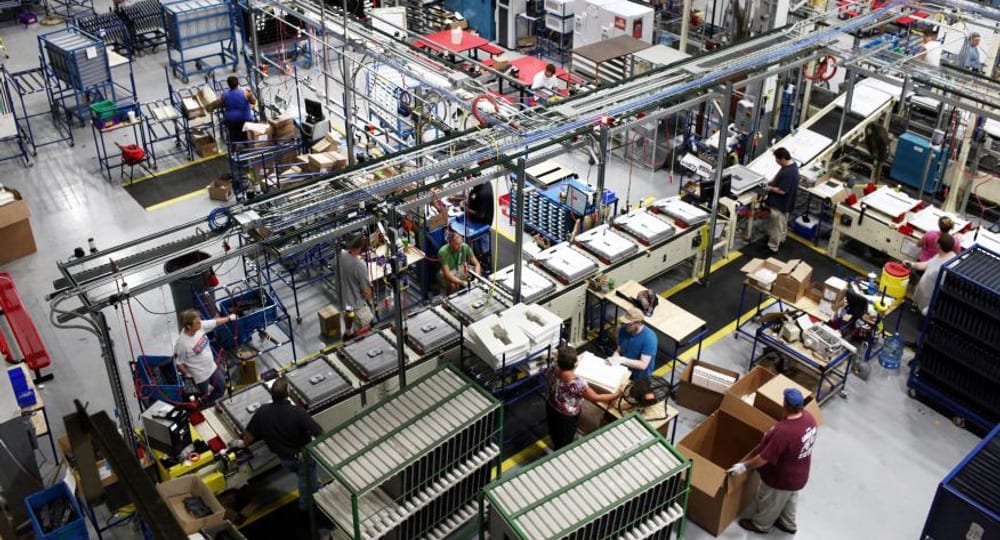 Taller de manufactura PYME chilena con herramientas neumáticas