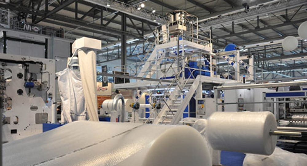 Planta de plásticos con máquinas de inyección y soplado PET